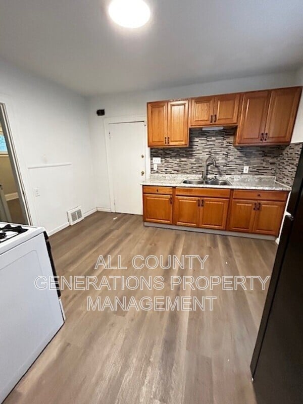 Building Photo - 9612 Lamontier Ave