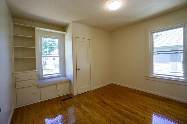 Building Photo - Available 6/1/26 - Single Family Home