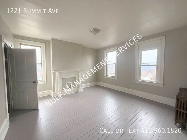 Building Photo - 1221 Summit Ave