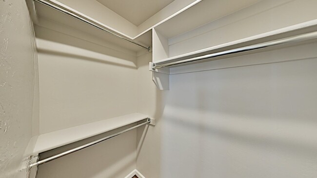 Building Photo - 2 Bedrooms, 1 Bathroom 1 Car Garage Close ...