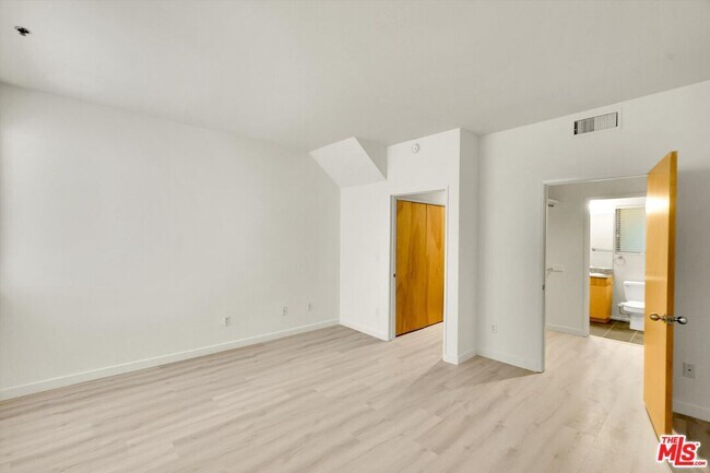 Building Photo - 11960 Iowa Ave