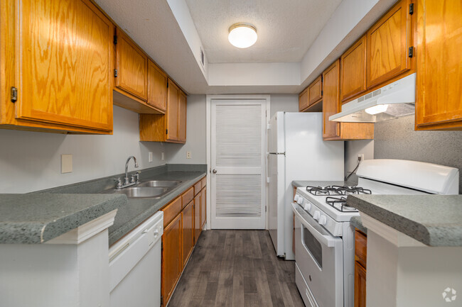 2BR, 2BA - 861SF - Kitchen - Towne Square Apartments