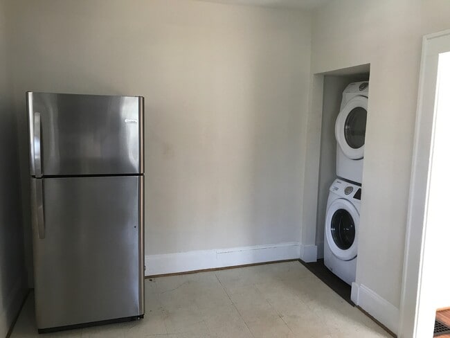 Building Photo - Cute 2 Bedroom Duplex in Plaza Midwood!