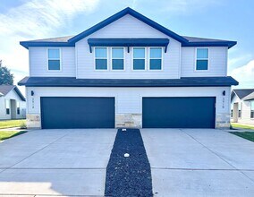 Building Photo - Luxury 2-Story, 4-Bed/ 2.5-Bath Duplex in ...