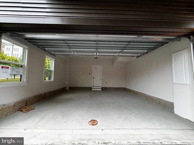 Building Photo - 806 S Greenbrier St