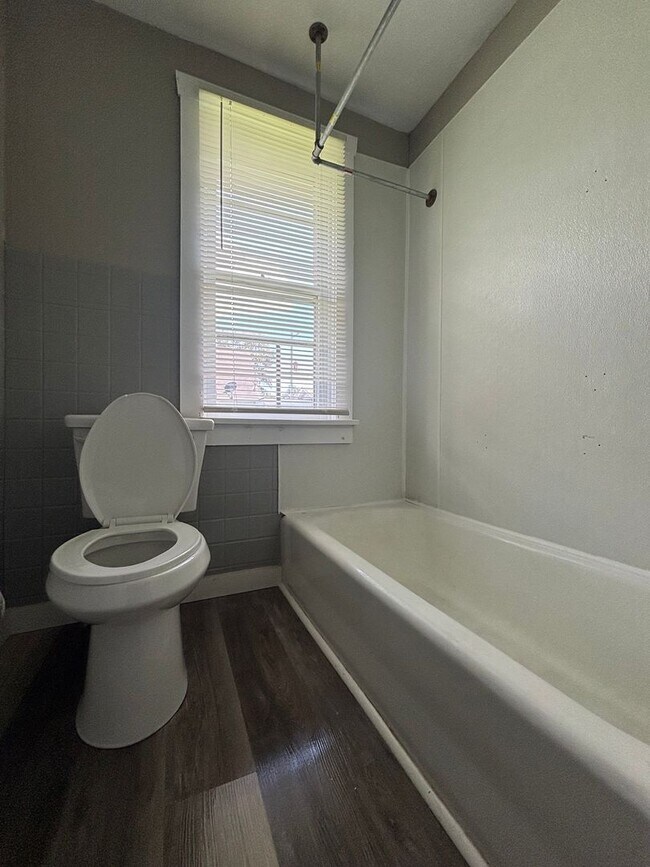 Building Photo - Recently Remodeled 3 bedroom 1 bath home!
