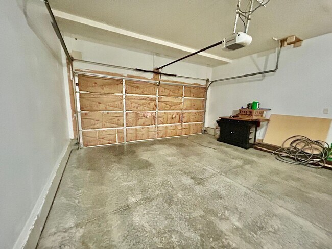 Building Photo - Three bedroom with finished basement in Hamburg!