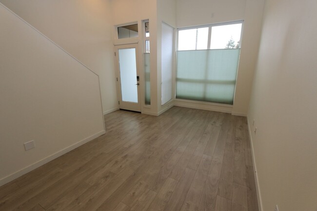 Building Photo - Ballard Townhouse 2bd/2ba, Roof Top Deck, AC