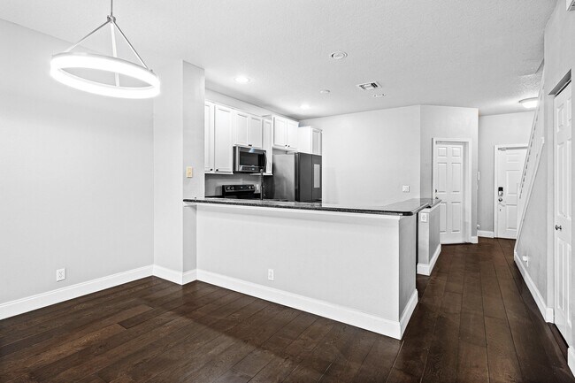 Building Photo - 9663 Lago Dr