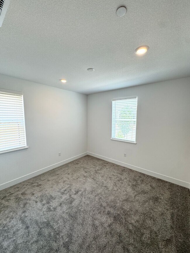Building Photo - Three Bedroom, Two Bath Single-Story Canyon Solar Home in Folsom SEE VIDEO