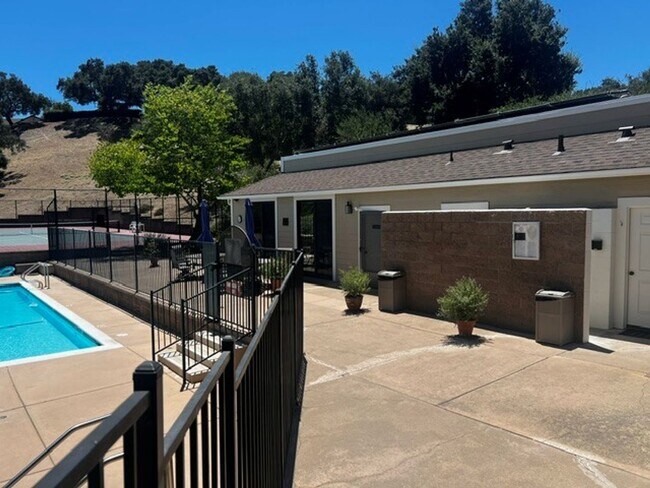 Building Photo - 736 Hillside Dr