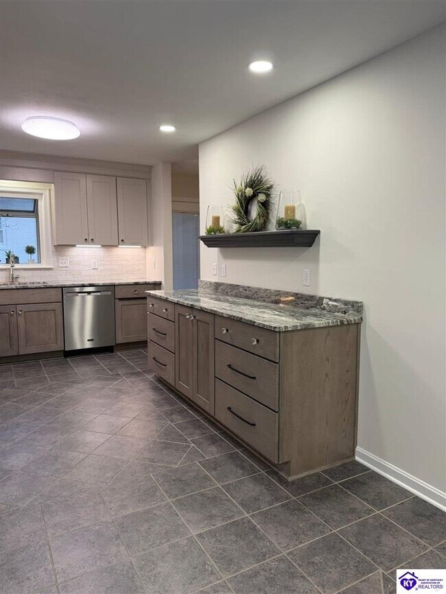 Building Photo - 913 Dogwood Cir