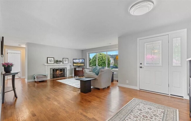 Building Photo - LOW RENT!Beautiful 4Bed2Bath House!PRIME h...