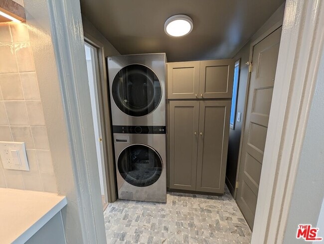 Building Photo - 1015 Granville Ave