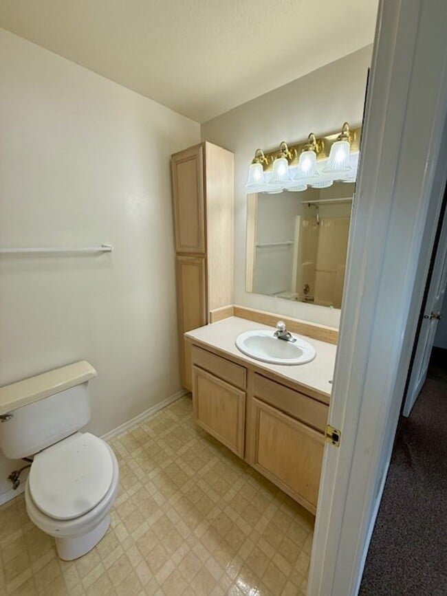 Building Photo - 2 Bed, 2 Bath Duplex with fenced yard in B...