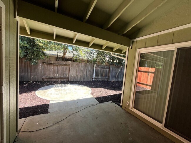 Building Photo - Newly Remodeled Duplex for Rent in Central Davis