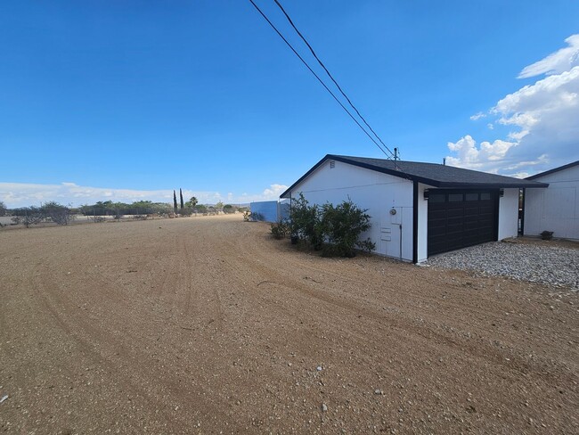 Building Photo - 2 bed 1 bath home + bonus room near Joshua...