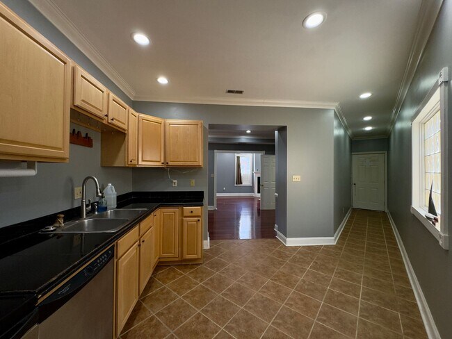 Building Photo - Charming 2Bed/2.5Bath in Washington Vilage - Extra Space in the Basement