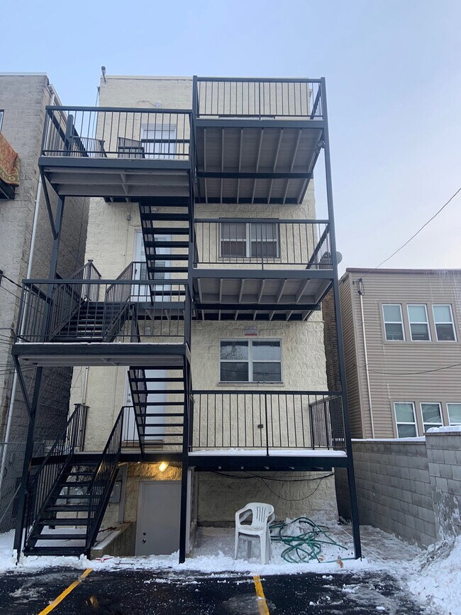Building Photo - 3328 W Le Moyne St