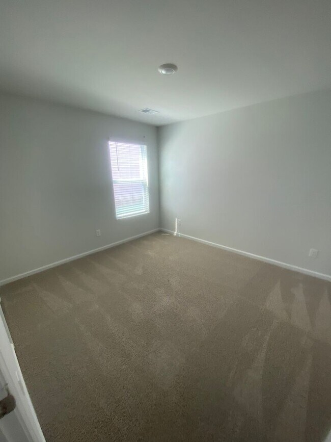 Building Photo - Introducing a stunning 3 bedroom, 2 bathroom home