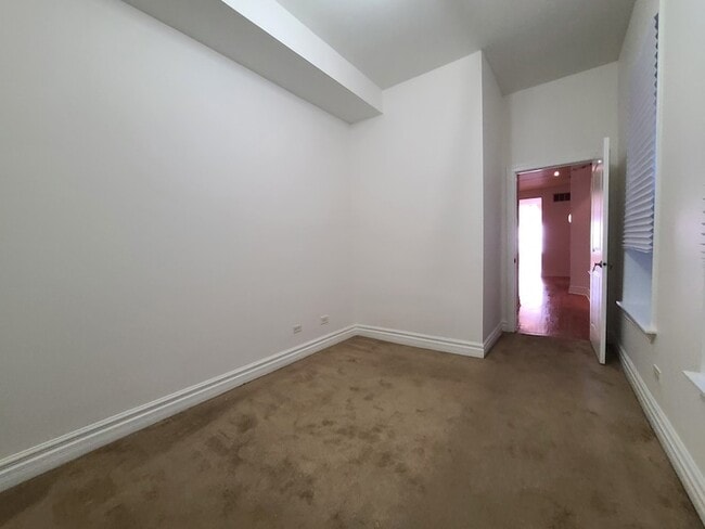 Building Photo - 4856 S Prairie Ave