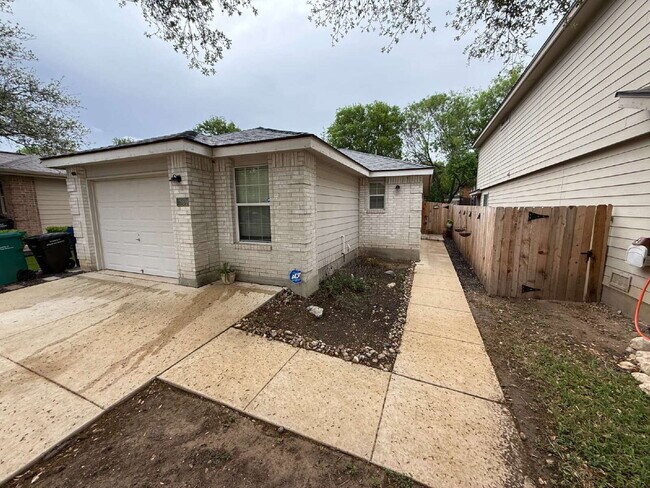 Building Photo - Well Maintained One-Story in Westchase | No Carpet + New Pergola + Prime Location