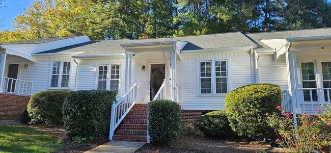 Primary Photo - Darling 2br 2ba One Level Living Townhome ...