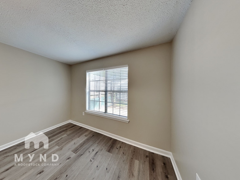 Building Photo - 208 Oak Cir N