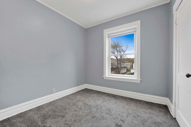 Building Photo - 5015 W Montrose Ave