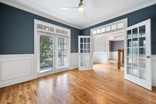 Building Photo - Available Early April! Gorgeous Updated 5-Bedroom, 5-Ba in the Desirable Amberly Community!