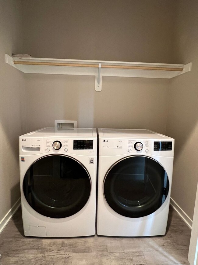 Building Photo - Start Lease by 8/15 to Receive REMAINDER o...