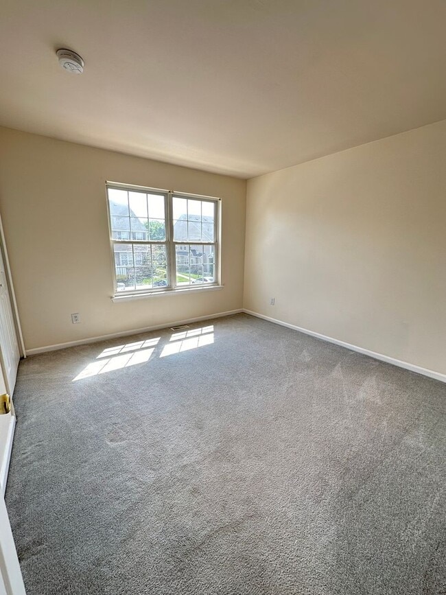 Building Photo - 3 bedroom in Essex Place