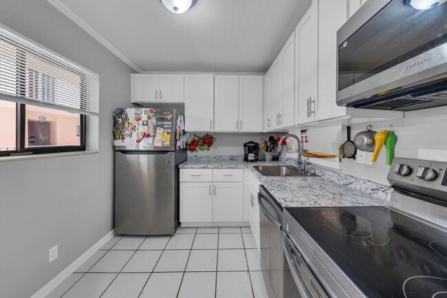 Building Photo - 5160 Las Verdes Cir