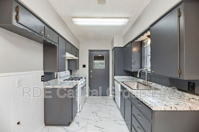 Building Photo - 8013 Emerald Hills Way