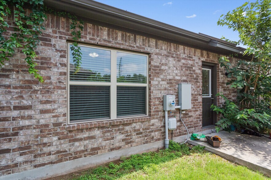 Building Photo - 2304 S Lakeline Blvd