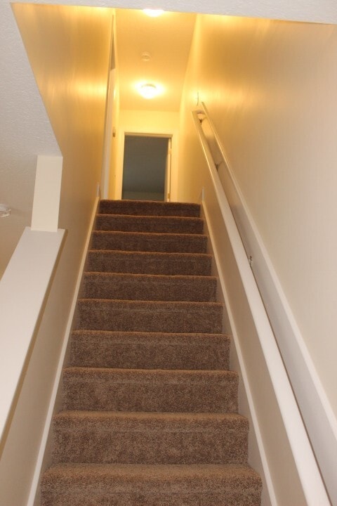 Building Photo - Gorgeous Townhome!