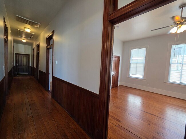 Building Photo - Large one story 3 bedroom Victorian cottage