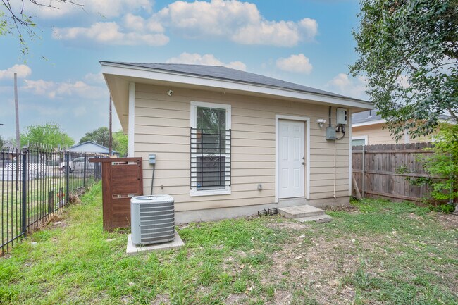 Building Photo - 2009 Colima St