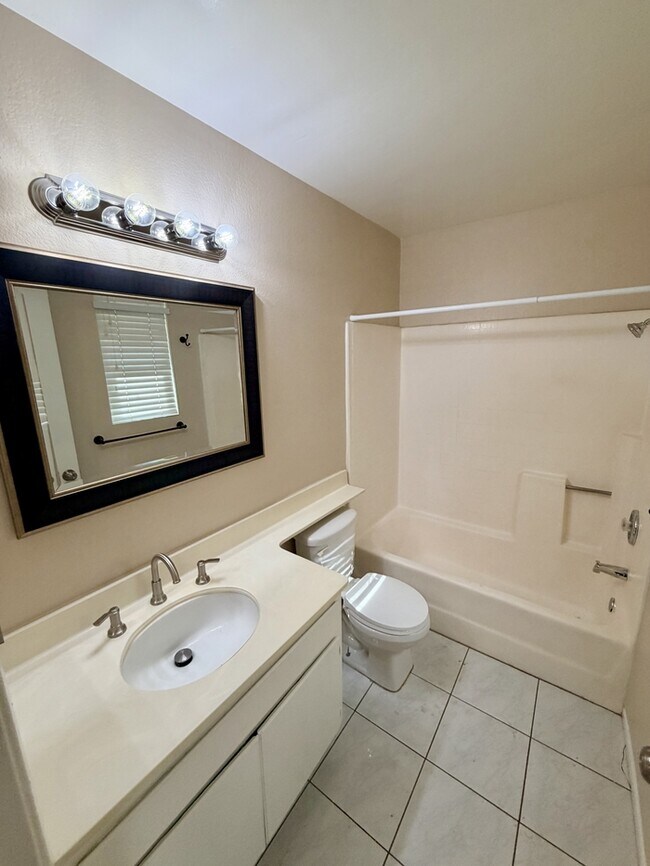 Building Photo - 2036 Orchard Dr