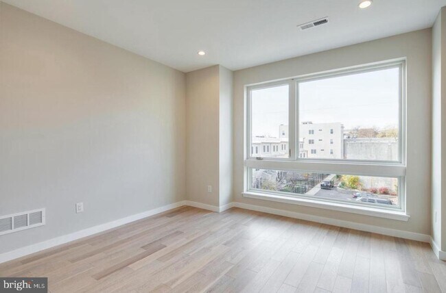 Building Photo - 909 N 15th St