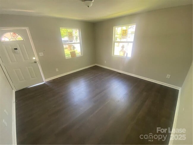 Building Photo - 728 E Pine St