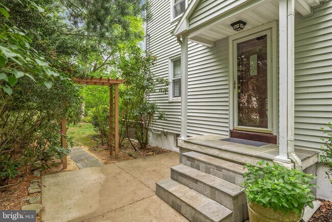 Building Photo - 405 Holly Glen Dr