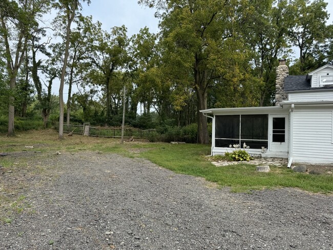Building Photo - 147 E Algonquin Rd