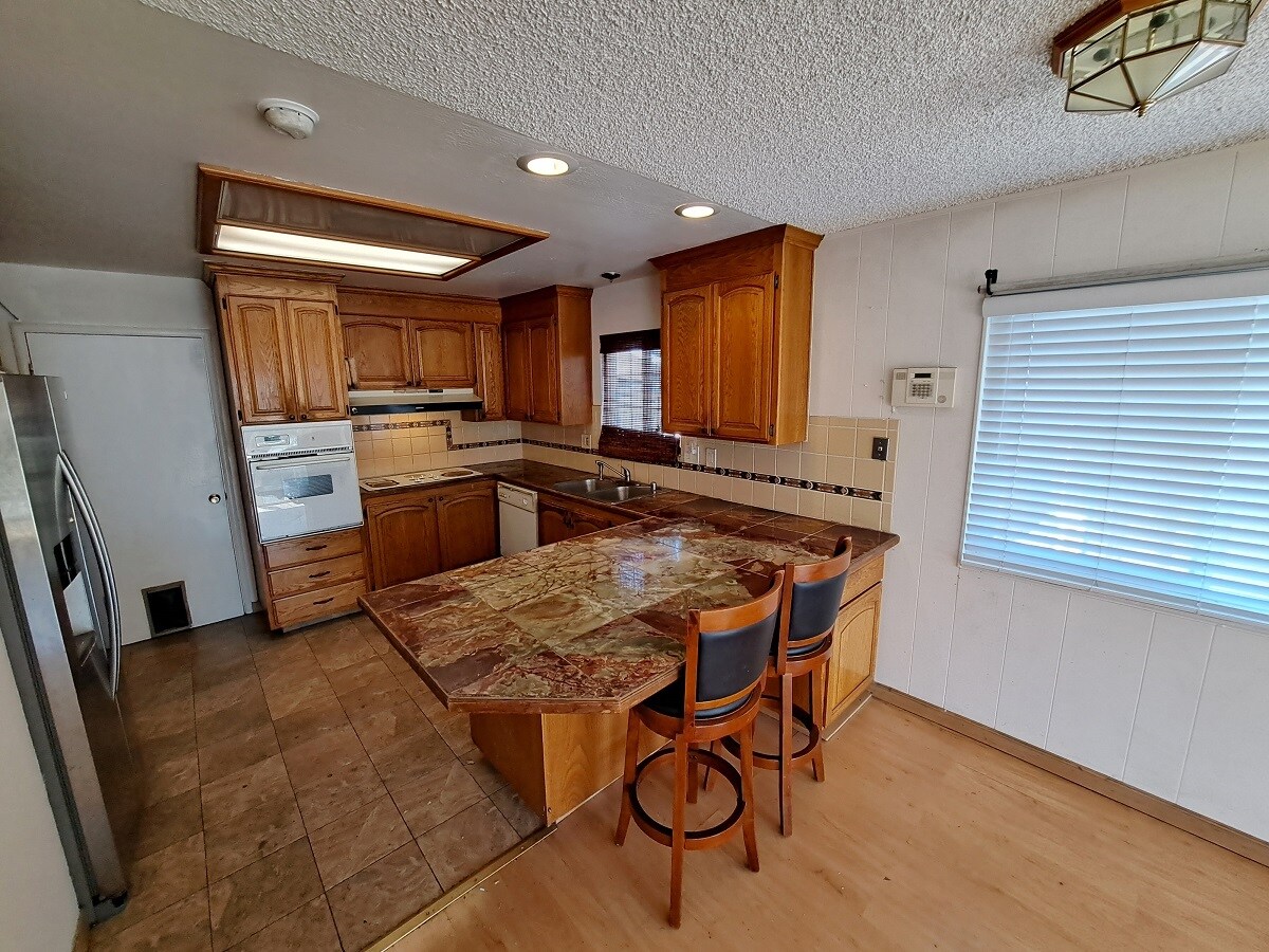 Kitchen - 5517 Fiesta Rd