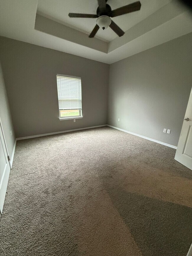 Building Photo - 3 bed 2 bath with Garage and fenced in back yard