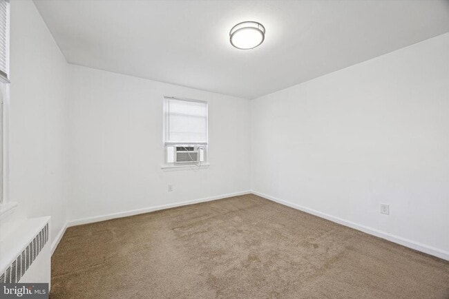 Building Photo - 206 W Parkway Ave