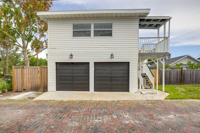 Building Photo - 202 10th Ave NE