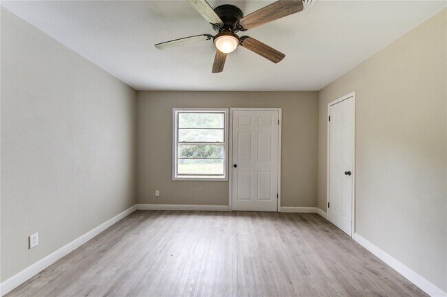 Building Photo - 808 TX-393 Loop