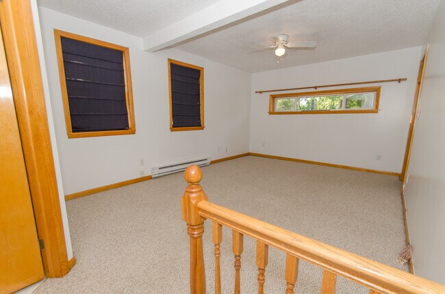 Building Photo - 3 bedroom, 2 bath home located in Green Ac...