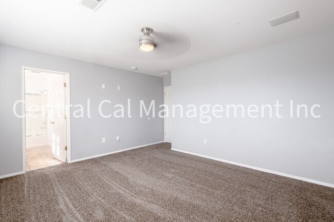 Building Photo - 3 Bedroom/2 Bath with Pool in the Southwest - $2295 Per Month!